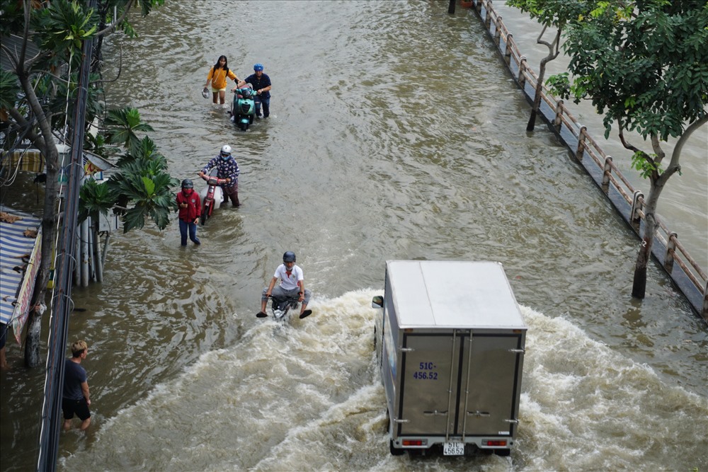 Đỉnh triều tại TP.Hồ Chí Minh chiều ngày 29.9 đạt 1,66 m ở trạm Phú An và 1,65 m tại Nhà Bè, vượt mức báo động 3 (1,5 m). Hàng loạt khu vực ven sông, ven kênh rạch trên địa bàn thành phố rơi vào cảnh ngập nặng.