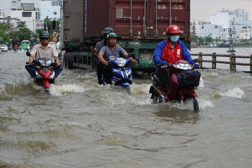Đường Trần Xuân Soạn (quận 7) nhiều đoạn nước dâng cao hơn nửa bánh xe, hàng loạt phương tiện chết máy, chủ nhân phải dắt bộ.