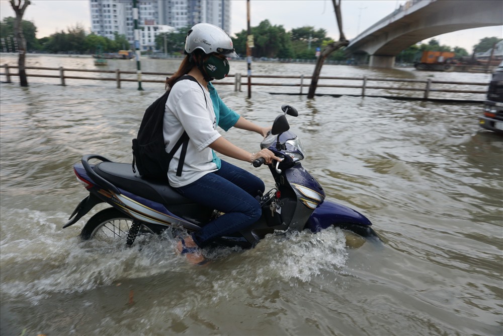 Theo Đài Khí tượng Thủy văn khu vực Nam Bộ, dự báo đỉnh triều khu vực Nam Bộ khả năng tiếp tục xuất hiện ngày 30.9 và 1.10, đạt mức 1,63 m-1,7 m, trên mức báo động 3 từ 0,15-0,2 m.