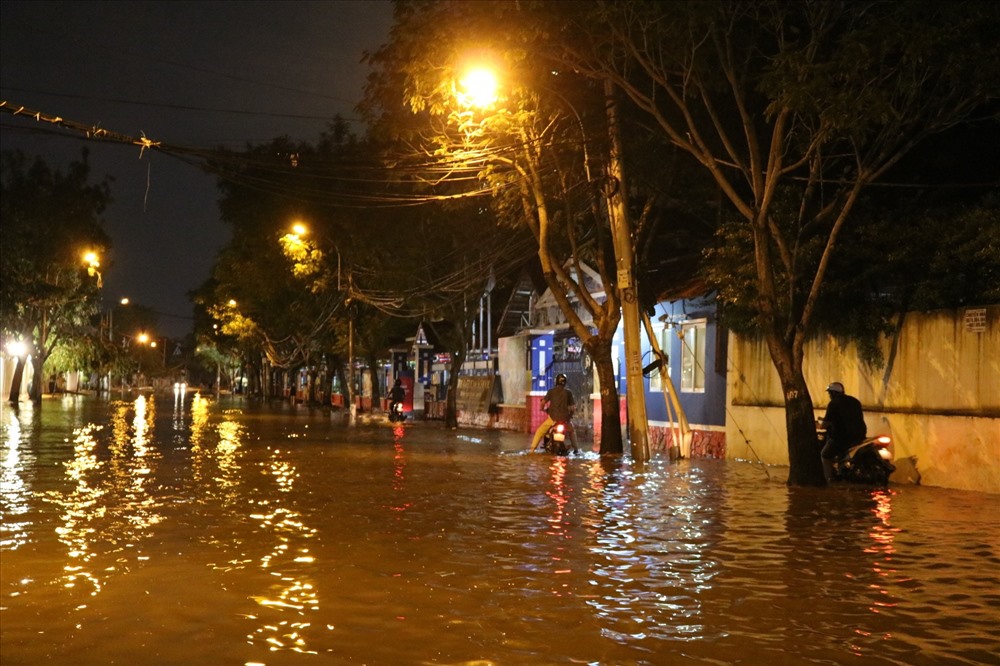 Tại khu Thảo Điền (quận 2), triều cường dân cao khiến đường Nguyễn Văn Hưởng và hàng loạt tuyến hẻm xung quanh trong tình trạng mênh mông nước.
