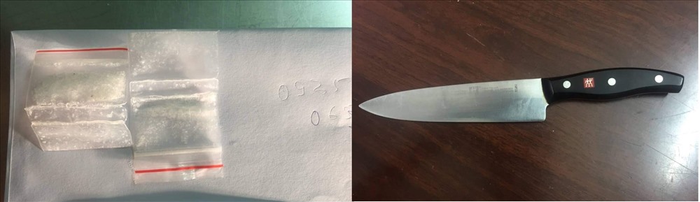 1 gói ni lông, bên trong chứa tinh bột trắng nghi là ma tuý và một con dao được phát hiện khi kiểm tra trên người đối tượng. ảnh: Công an