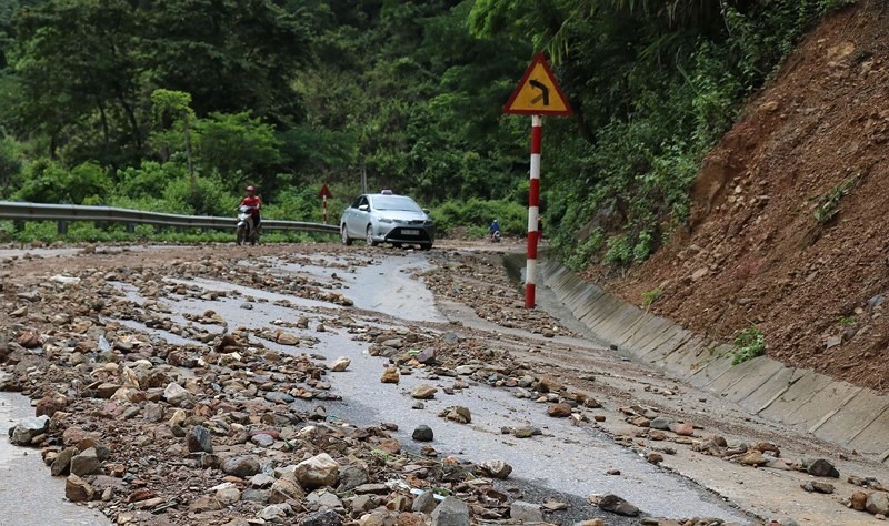 Mưa lớn làm đất đá lở tràn lên quốc lộ 7A đi qua huyện Kỳ Sơn. Ảnh: LP