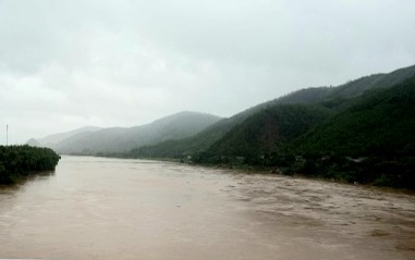 Mức nước tại các sông trên địa bàn Quảng Bình đang lên rất nhanh. Ảnh: Lê Phi Long