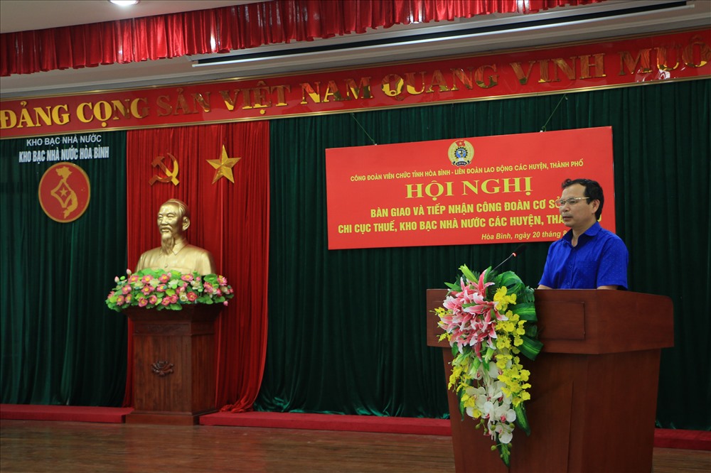 Đồng chí Nguyễn Mạnh Cương - Chủ tịch LĐLĐ tỉnh Hoà Bình phát biểu tại hội nghị. Ảnh: N.C