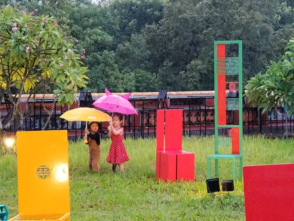 Chụp ảnh cùng các sản phẩm từ triển lãm “Chuyện ghế” ngay trước không gian Đông Khuyết Đài.