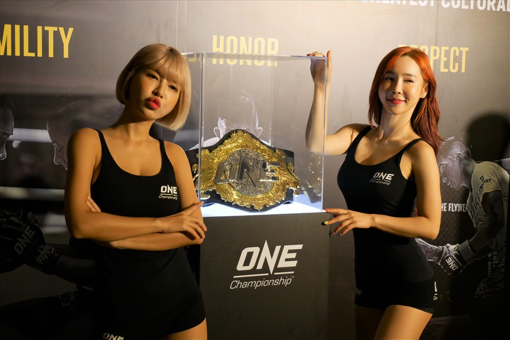 Sự xuất hiện của 2 nàng “Ring Girl” đến từ Hàn Quốc cũng là điều được người hâm mộ trông chờ không kém. “Ring Girl” là khái niệm để chỉ những cô nàng cầm bảng hiệu ở các hiệp đấu trong những môn thể thao đối kháng như boxing, Muay Thai, MMA. Ngoài ra họ còn là những gương mặt đại diện nổi bật nhất trong những các sự kiện của giải đấu MMA.