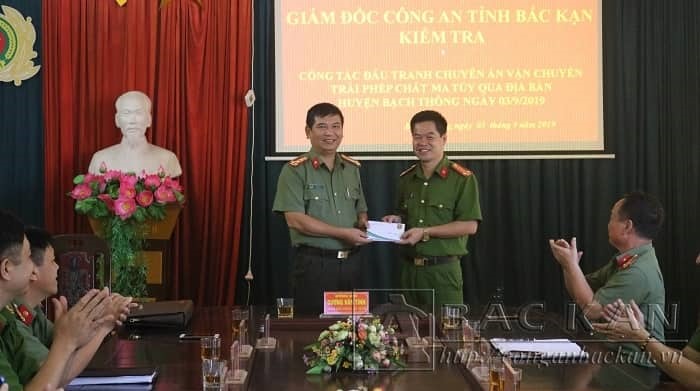 Đại tá Dương Văn Tính - Giám đốc Công an tỉnh Bắc Kạn thưởng nóng cho cán bộ chiến sĩ tham gia chuyên án.