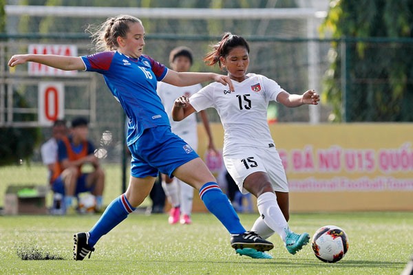 U15 nữ Iceland (áo xanh) đã cầm hoà U15 nữ Việt Nam 1-1. Ảnh: HN