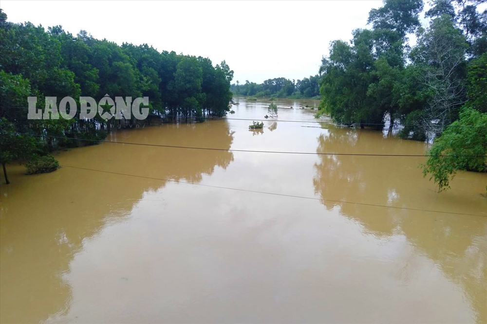 Xã Sơn Trường (Hương Sơn) nước cũng dâng cao. Chính quyền địa phương và người dân đã tìm cách giải pháp chống ngập lụt, bảo vệ an toàn cho người và tài sản.