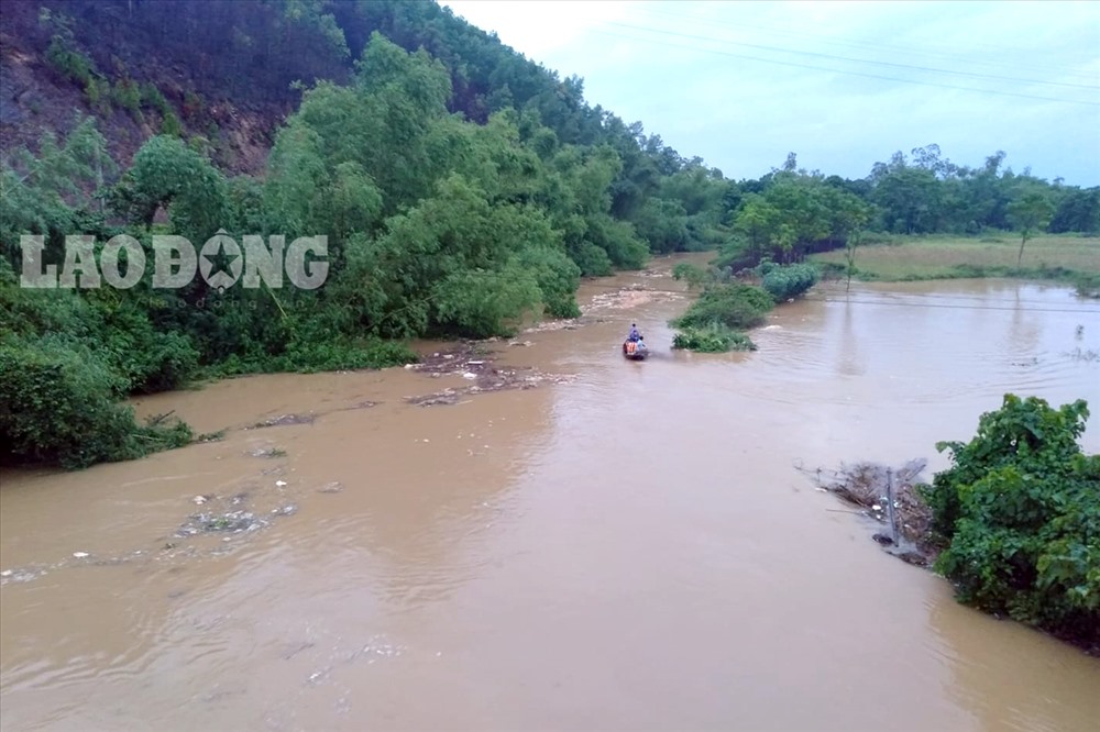 Khe suối tại xã Sơn Thủy (Hương Sơn - Hà Tĩnh) nước bạc tràn về