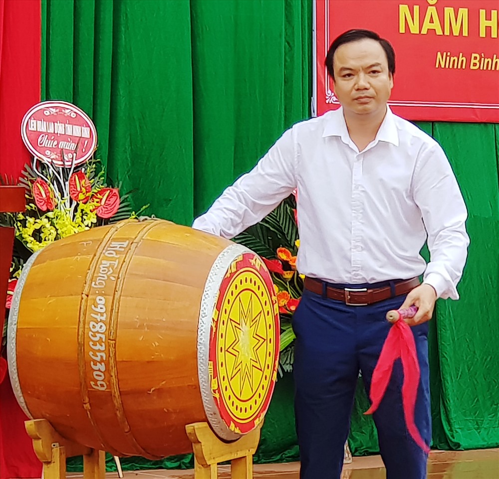 Thầy Ninh Quang Hải, Hiệu trưởng nhà trường đánh trống khai giảng năm học mới. Ảnh: NT