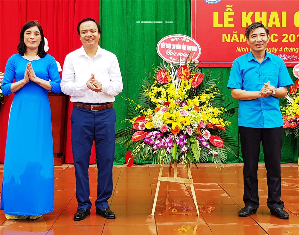 Đồng chí Phan Duy Linh, Phó chủ tịch LĐLĐ tỉnh Ninh Bình tặng hoa chúc mừng nhà trường. Ảnh: NT
