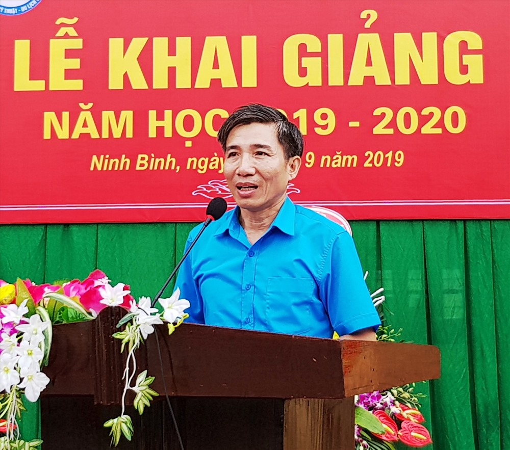 Đồng chí Phan Duy Linh, Phó chủ tịch LĐLĐ tỉnh Ninh Bình phát biểu tại lễ khai giảng. Ảnh: NT