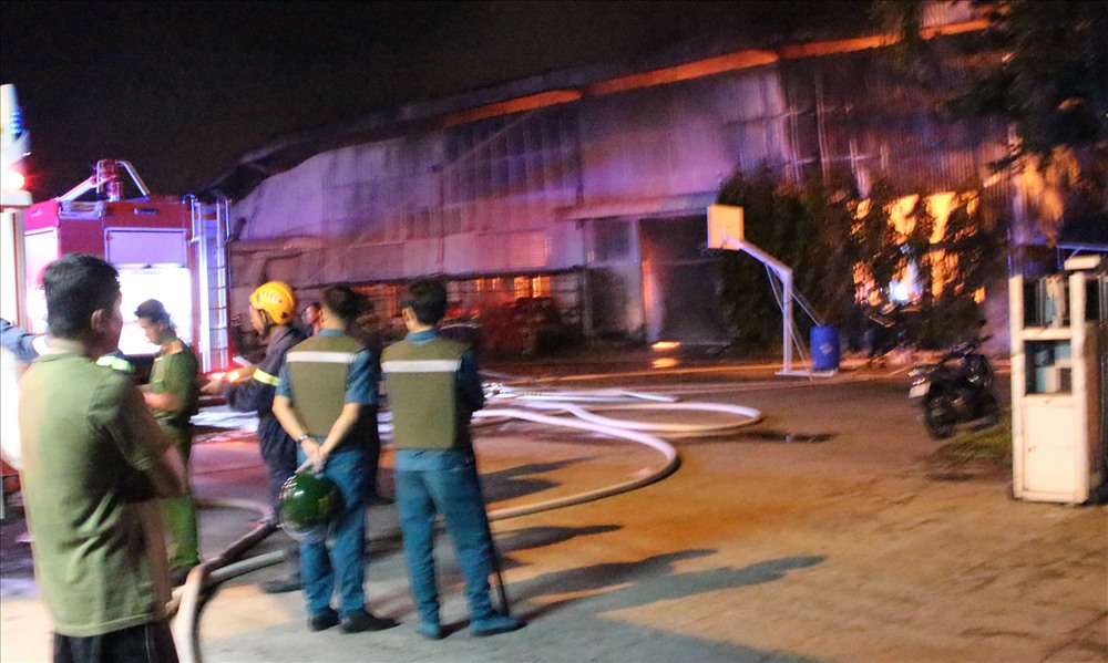 Nhà xưởng trong công ty sản xuất mút xốp bốc cháy trong đêm.