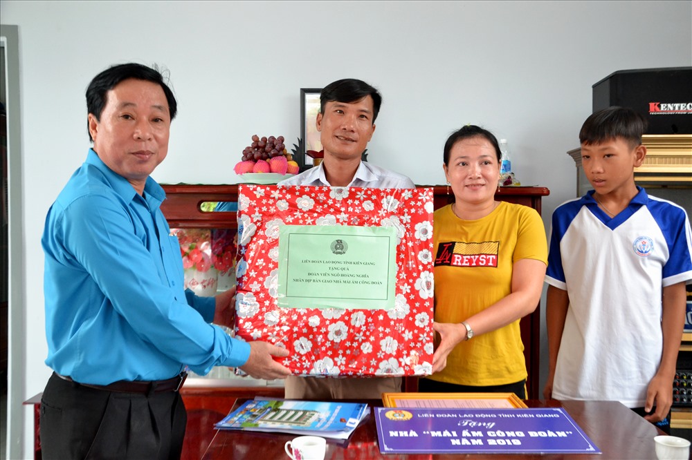 Ông Trần Thanh Việt tặng quà nhà mới cho gia đình đoàn viên Ngô Hoàng Nghĩa. Ảnh: Lục Tùng
