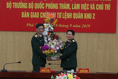Đại tướng Ngô Xuân Lịch chúc mừng Thiếu tướng Phạm Hồng Chương được bổ nhiệm chức vụ Tư lệnh Quân khu 2.