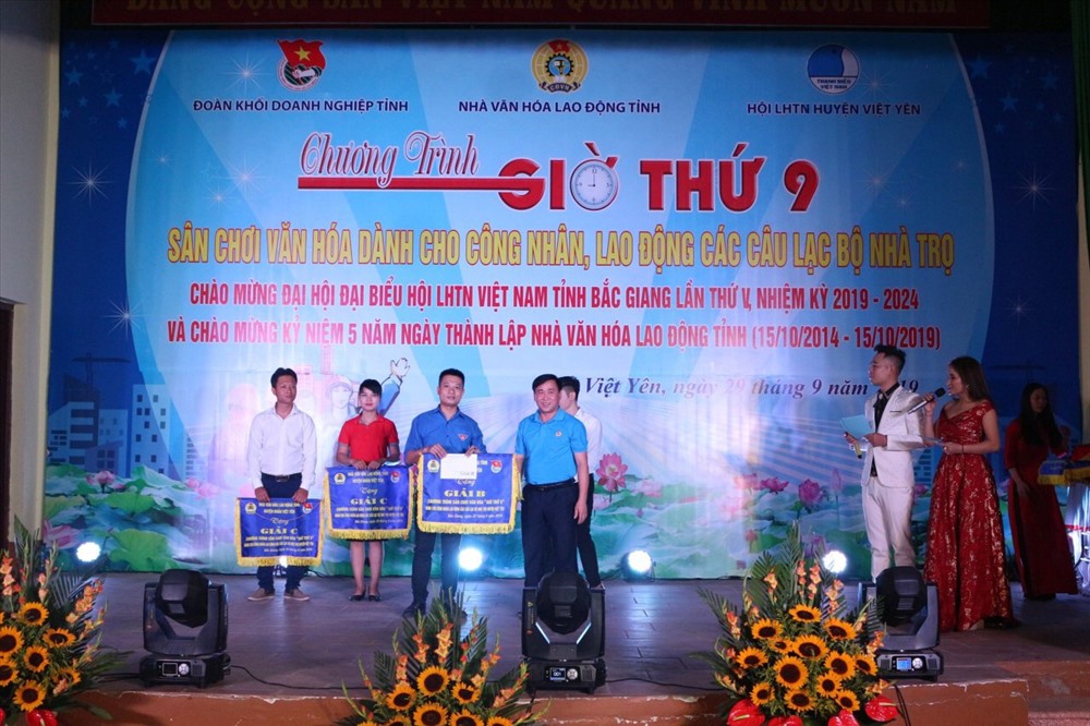 Đồng chí Nguyễn Văn Bắc, Phó Chủ tịch Liên đoàn Lao động tỉnh Bắc Giang trao giải cho các đội tham gia Chương trình.