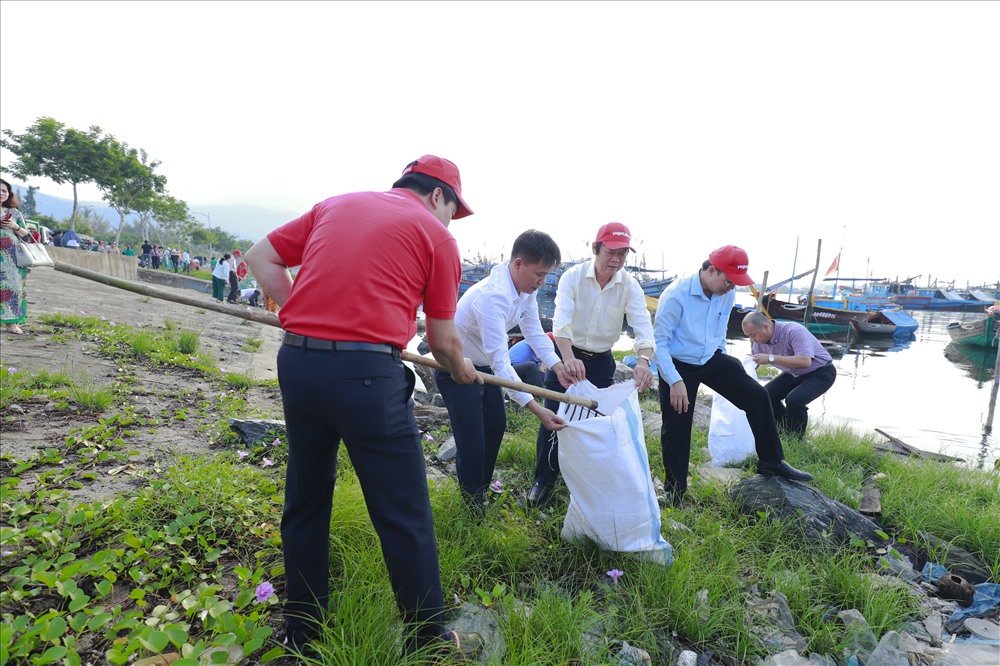 Sau nghi thức phát động đơn giản, Thứ trưởng Võ Tuấn Nhân cùng các đại biểu đã trực tiếp tham gia dọn rác tại âu thuyền Thọ Quang, Đà Nẵng, trên bãi biển thuộc quận Sơn Trà, thành phố Đà Nẵng. Ảnh: VJ.
