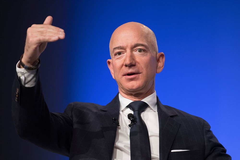 Đứng đầu danh sách là CEO Amazon, chủ sở hữu của Washington Post, và người giàu nhất thế giới - Jeff Bezos. Sau vụ ly hôn với vợ, tài sản của ông giảm xuống đáng kể. Tuy nhiên với khối tài sản đồ sộ, chưa ai vượt được người đàn ông quyền lực nhất trong giới công nghệ.