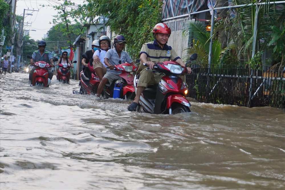 Các tuyến đường Nguyễn Văn Hưởng, Thảo Điền, quận 2, ngập sâu trong nước, phương tiện di chuyển khó khăn.  Ảnh: M.Q