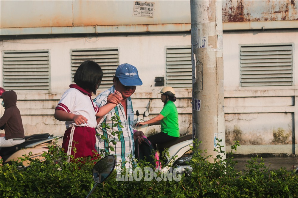 Ghi nhận tại Trường Tiểu học Bình Qưới (Quận Bình Thạnh, TP Hồ Chí Minh), nước ngập nửa bánh xe, nhiều phụ huynh chở con đi học phải dắt bộ do xe chết máy không thể đi được.