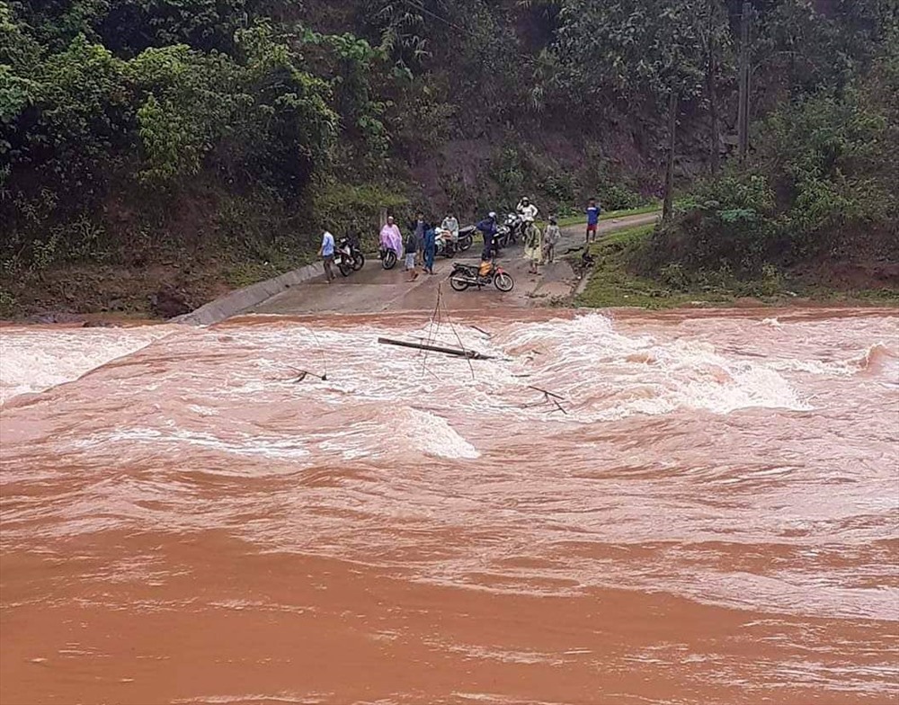 Cầu tràn ở xã A Vao của huyện Đakrông bị ngập nước. Ảnh: NK.