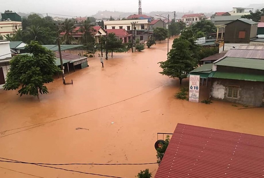 Thị trấn Lao Bảo ở huyện miền núi Hướng Hóa ngập trong nước. Ảnh: NK.