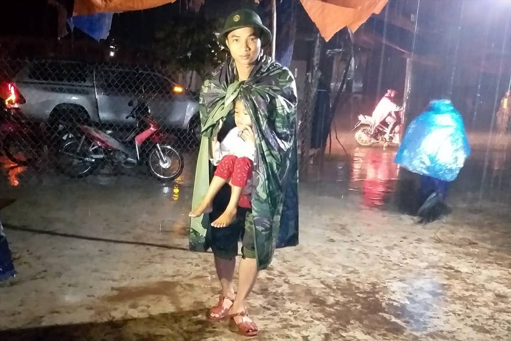 Lực lượng Biên phòng Cửa khẩu Quốc tế Lao Bảo cùng chính quyền hỗ trợ đưa người dân ra khỏi vùng bị ngập trong đêm. Ảnh: NK.