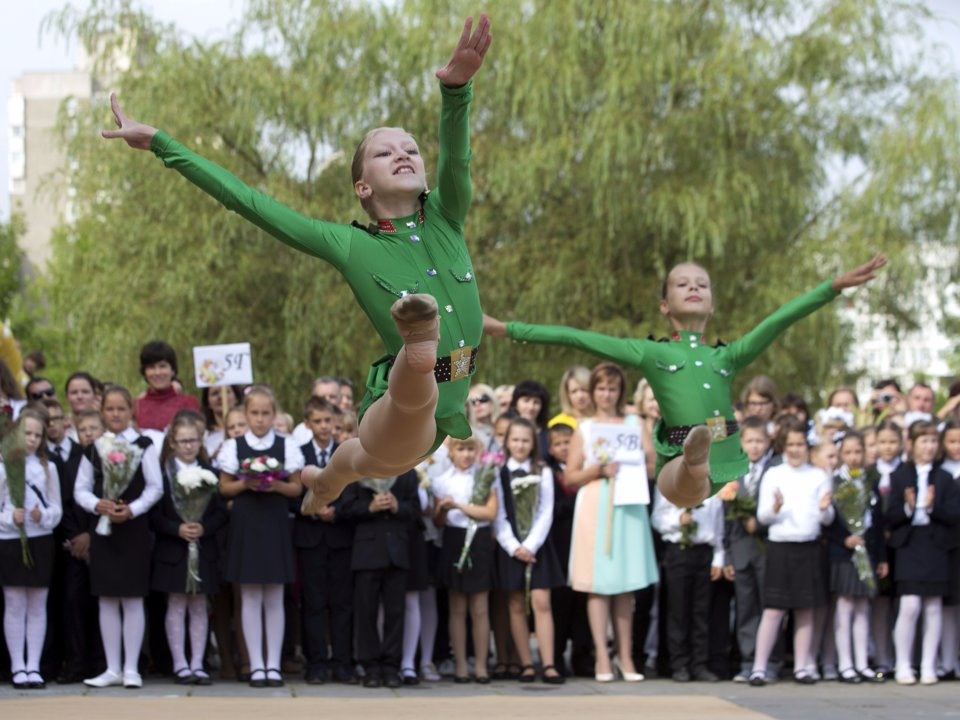 Tại Belarus, học sinh biểu diễn trong buổi lễ khai giảng ở Minsk. Ảnh: Reuters.