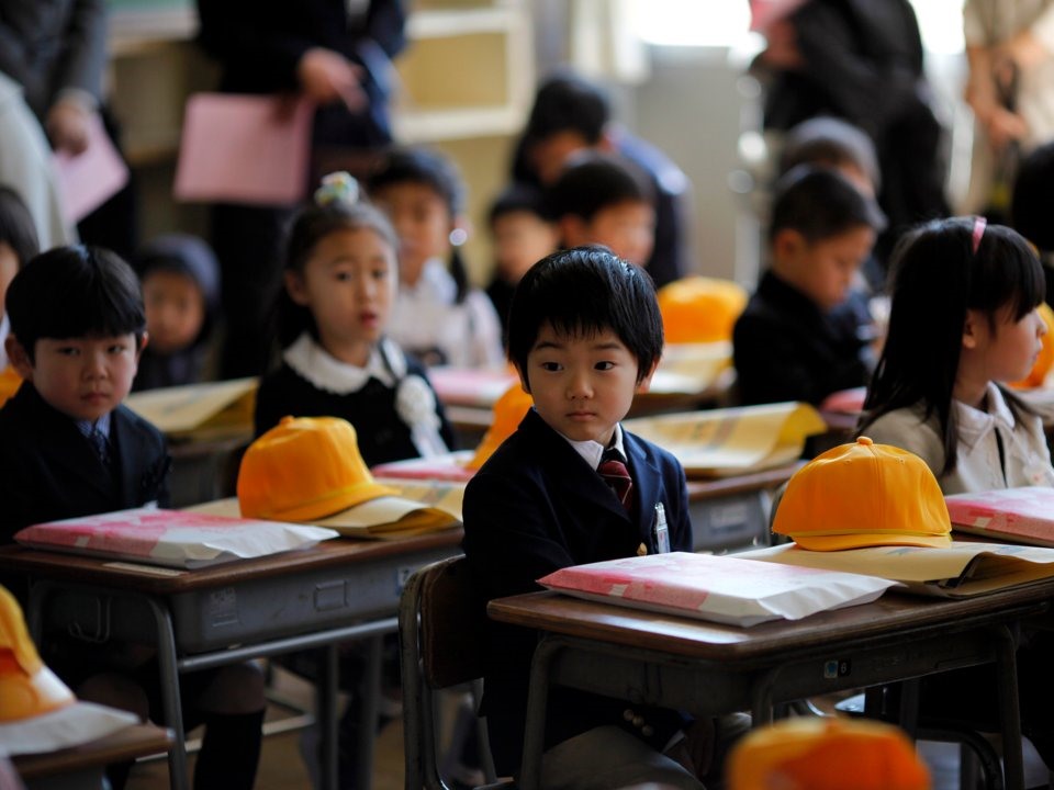 Học sinh Nhật Bản ngồi trong một lớp học tại trường tiểu học Shimizu ở Fukushima. Ảnh: Reuters.