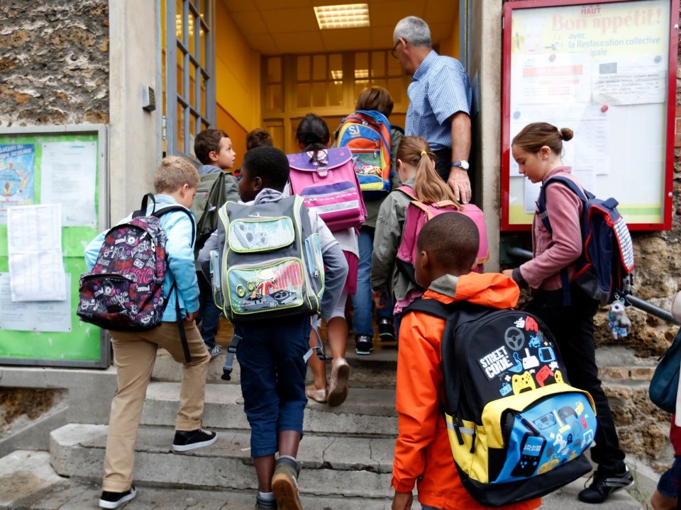 Trẻ em vào trường tiểu học Jules Ferry ở Fontenay-sous-Bois, gần Paris, Pháp. Ảnh: Reuters.