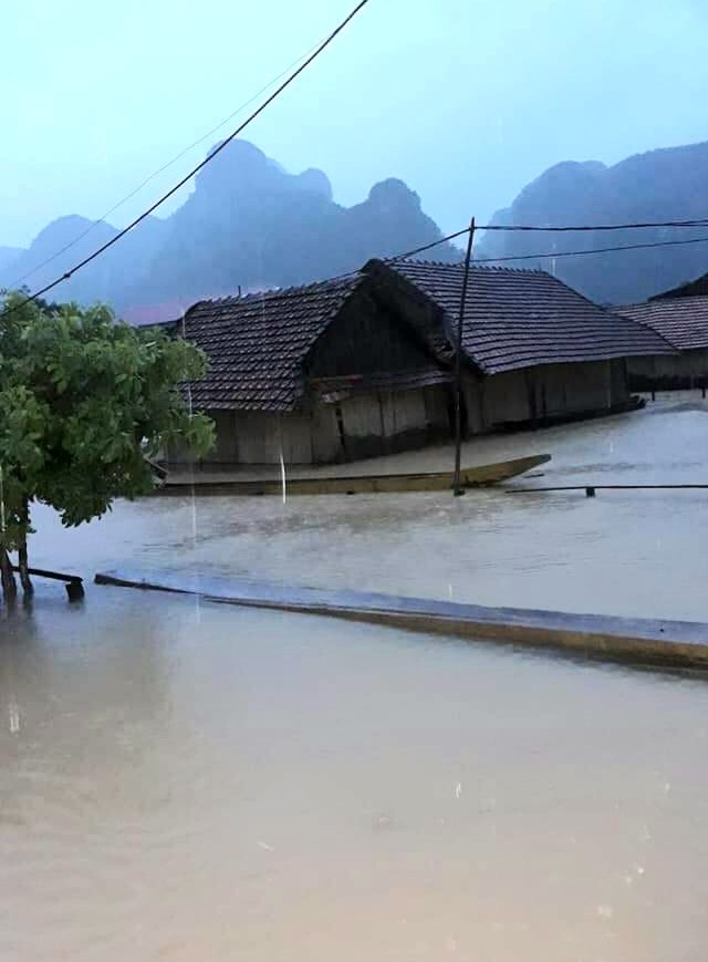 Nước dâng cao và nhanh tại địa bàn huyện Minh Hóa. Ảnh: CTV