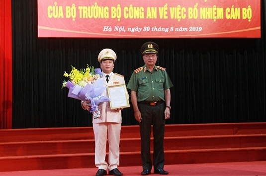 Thứ trưởng Nguyễn Văn Thành trao quyết định và chúc mừng Thiếu tướng Nguyễn Đình Thuận, tân Cục trưởng Cục An ninh Kinh tế.