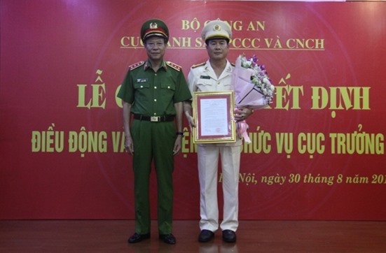 Thứ trưởng Lê Quý Vương trao quyết định và chúc mừng Đại tá Nguyễn Tuấn Anh, tân Cục trưởng Cục Cảnh sát Phòng cháy chữa cháy và Cứu nạn cứu hộ.