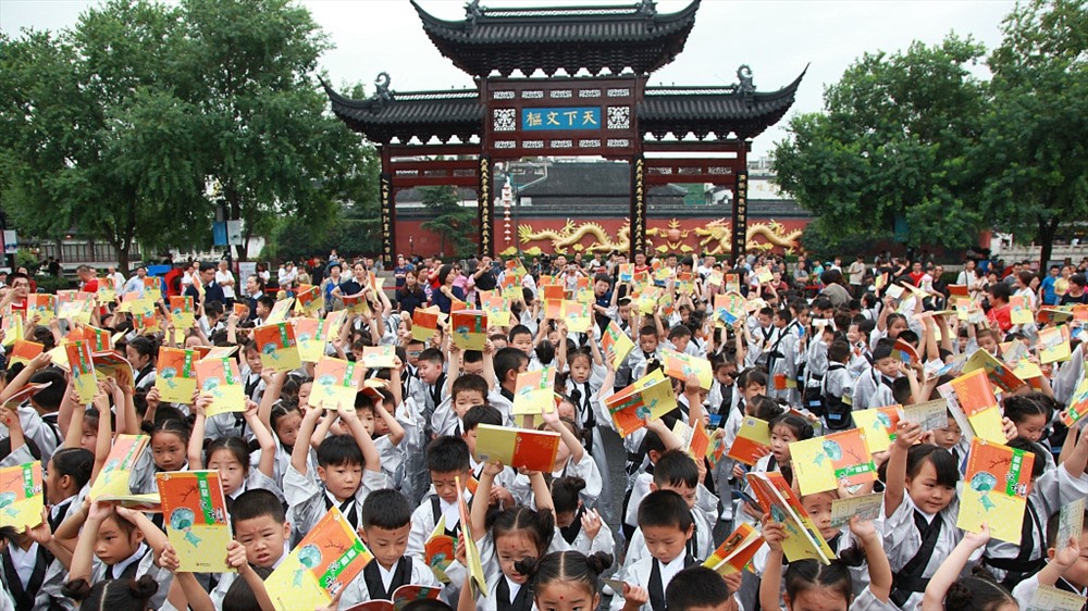 Học sinh lớp 1 trong ngày khai giảng ở thành phố Nam Kinh, tỉnh Giang Tô. Ảnh: CGTN.