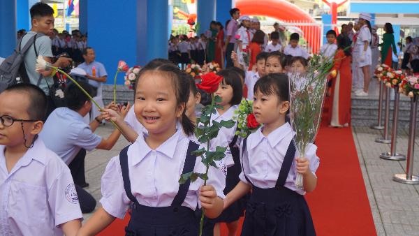 Học sinh trong buổi lễ khai giảng tại trường Phan Huy Ích (Gò Vấp)