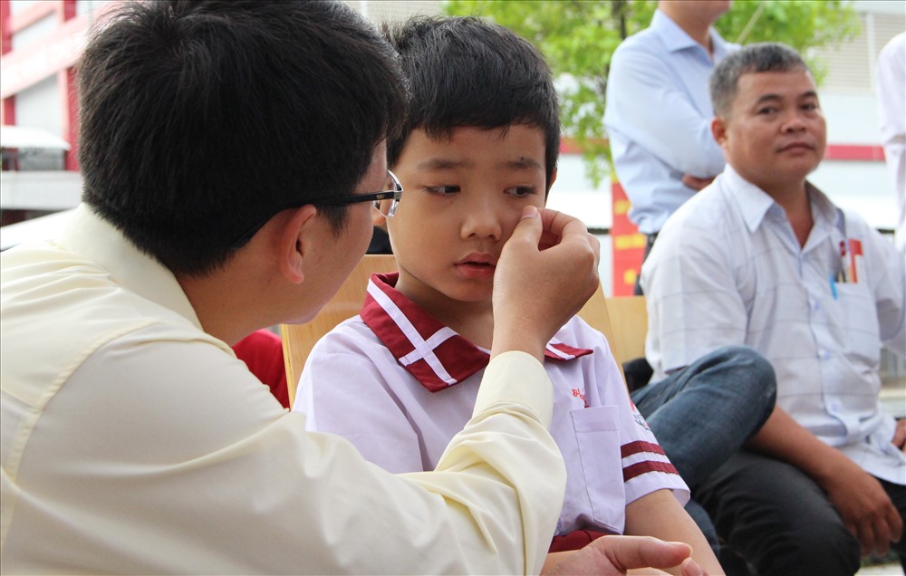Cháu Phú Vỹ (6 tuổi) con trai đầu của cặp vợ chồng xấu số tử vong trong vụ tai nạn với xe container vào năm học mới.