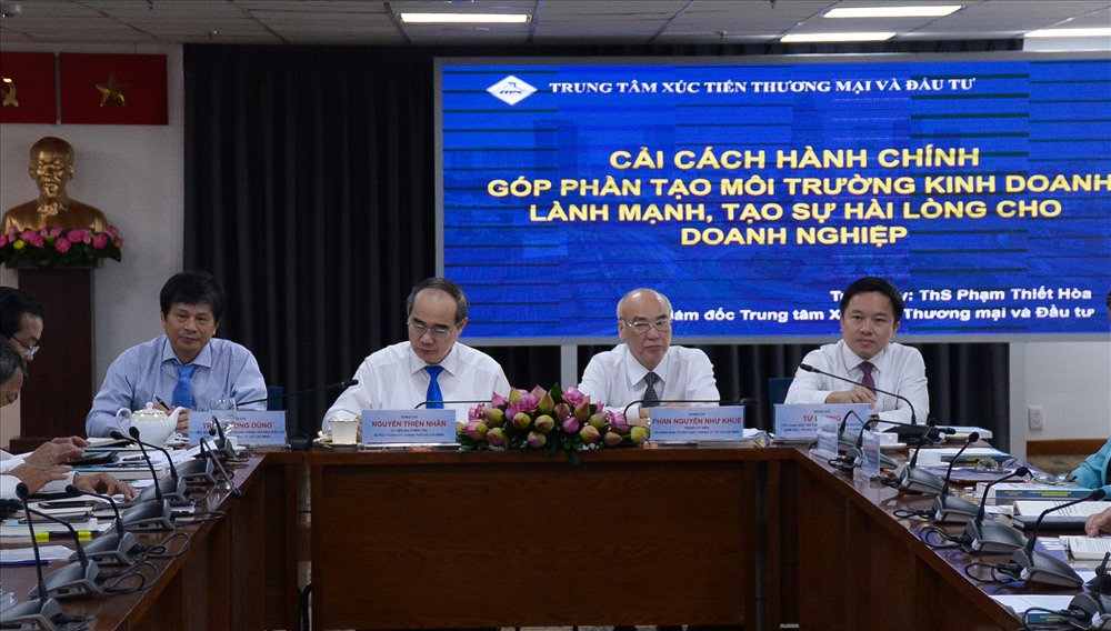 Bí thư Thành ủy Nguyễn Thiện Nhân (thứ 2 từ bên trái) tham dự tọa đàm.