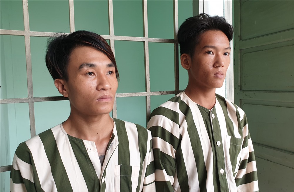 Phạm Văn Đông (trái) và Huỳnh Ngọc Thiên Phúc bị bắt giữ vì thực hiện 8 vụ cướp giật tài sản. Ảnh: N.T