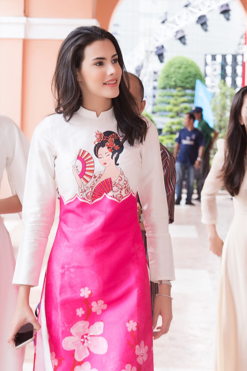 Đương kim Hoa hậu Quốc tế Mariem lại rạng rỡ trong bộ áo dài đặc biệt được đặt may riêng khi cô tới Việt Nam. Ảnh: MWVN.