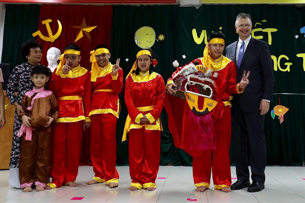 Đại sứ Mỹ tại Việt Nam trong buổi lễ giao lưu Tết Trung thu cùng các em nhỏ. Ảnh: Sơn Tùng.