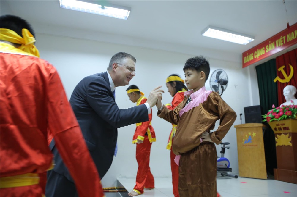 Đại sứ Kritenbrink đã tham gia đón Tết Trung Thu sớm với trẻ em của trung tâm Sao Mai (Thanh Xuân, Hà Nội). Ảnh: Sơn Tùng.