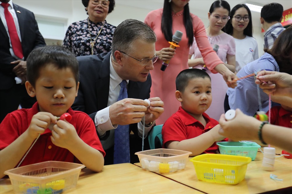 Trong khuôn khổ các hoạt động vui Tết Trung thu cùng trẻ em tại trung tâm, Đại sứ Mỹ tại Việt Nam đã trực tiếp tham gia giao lưu với các em thiếu nhi trong nhiều hoạt động như làm bánh dẻo, trang trí đèn lồng. Ảnh: Sơn Tùng.