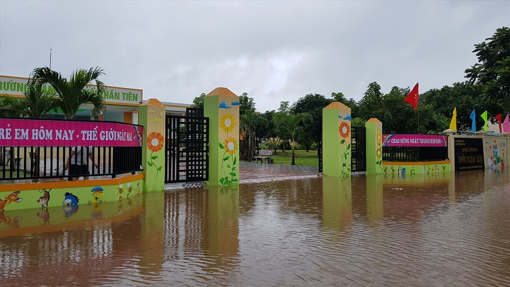 Trường mầm non ở huyện Hướng Hóa bị nước lũ bao vây, vì vậy kế hoạch khai giảng năm học mới phải hoãn lại. Ảnh: TH.