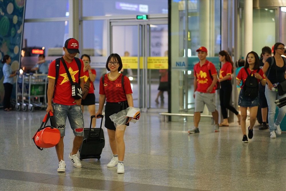 Các cổ động viên có mặt tại sân bay Nội Bài để khởi hành sang Thái Lan tối 4.9.