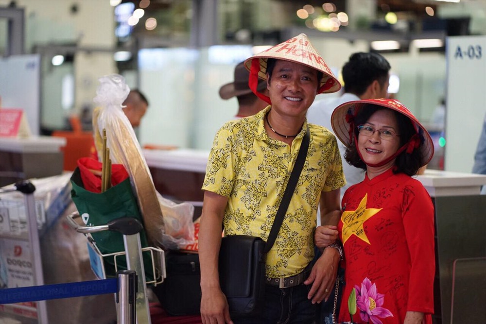 Hồng Sơn cùng với chị Thúy, một CĐV nhiệt thành của ĐT Việt nam.