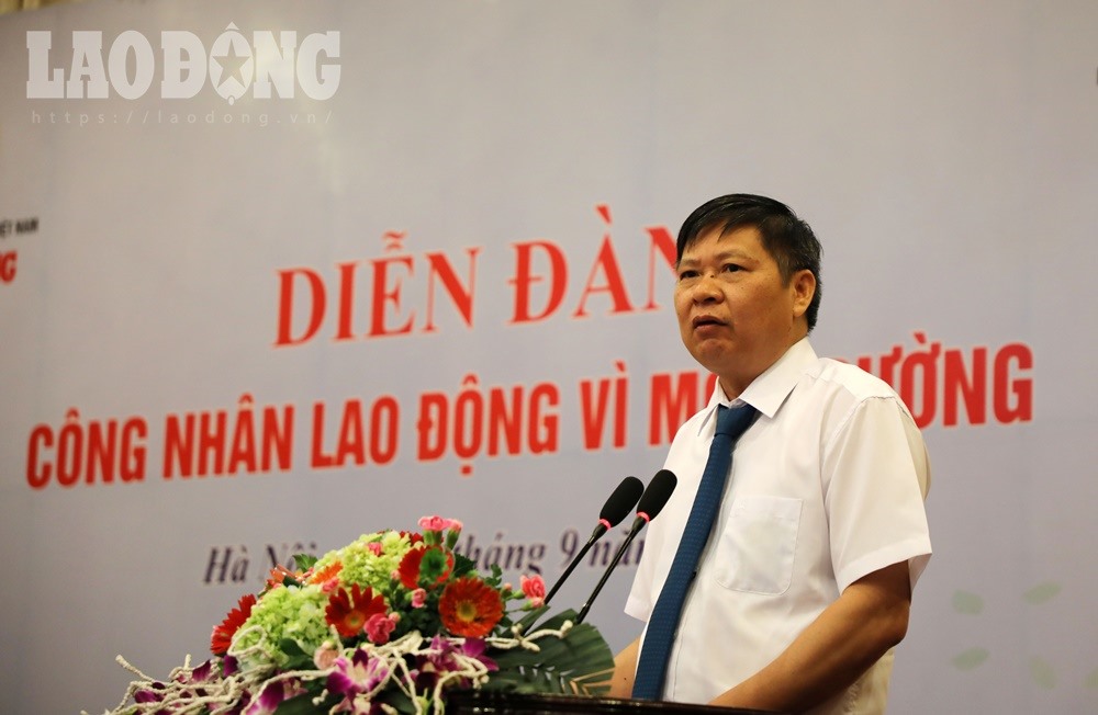Ông Phan Văn Anh – Phó Chủ tịch Tổng liên đoàn Lao động Việt Nam phát biểu khai mạc diễn đàn. Ảnh: Ngô Cường