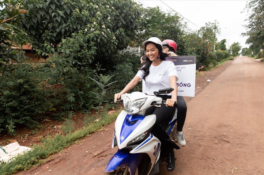 Hoa hậu H’Hen Niê đã tự chạy xe máy để chở món quà đặc biệt đến với các em học sinh trường tiểu học Lê Thị Hồng Gấm. Ảnh: Thiên An.