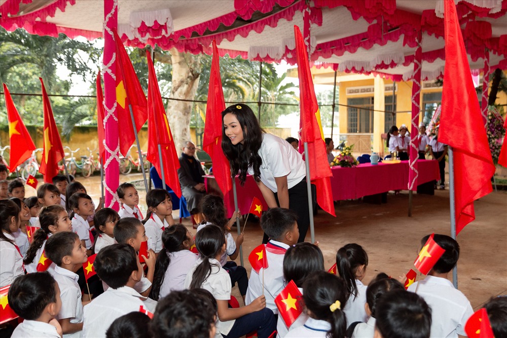 Đồng hành cùng tổ chức Room To Read suốt 2 năm qua, Hoa hậu H’Hen Niê đã và đang có nhiều hoạt động tích cực dành cho giáo dục trẻ em, đặc biệt là xây dựng thư viện thân thiện. Ảnh: Thiên An.