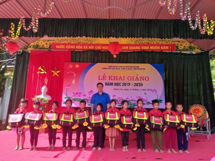 Đồng chí Lê thanh Hà - Chủ tịch LĐLĐ tỉnh trao cặp phao cho các em học sinh. Ảnh: Văn Chủ